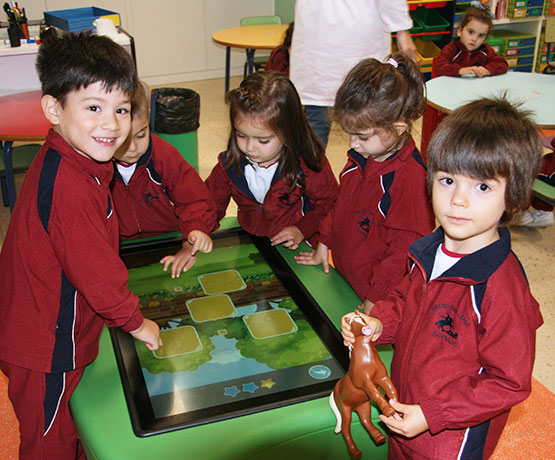Mesa interactiva virtual aula infantil